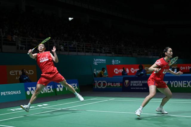 (260106) -- KUALA LUMPUR, January 6, 2026 (Xinhua) - Cheng Xing/Zhang Chi (R) of China compete during the mixed doubles round of 32 match against Midorikawa Hiroki/Matsuyama Nami of Japan at the Malaysia Open 2026 badminton tournament in Kuala Lumpur, Malaysia, January 6, 2026. (Photo by Chong Voon Chung/Xinhua)