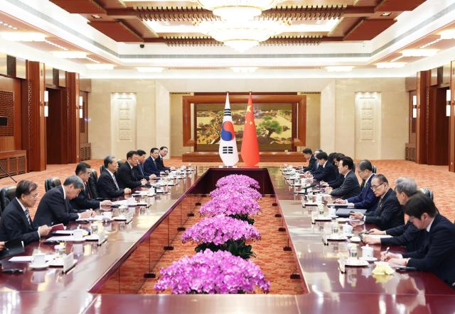 (260106) -- BEIJING, Jan. 6, 2026 (Xinhua) -- Zhao Leji, chairman of the Standing Committee of the National People's Congress, meets with President of the Republic of Korea (ROK) Lee Jae Myung in Beijing, capital of China, Jan. 6, 2026. (Xinhua/Liu Weibing)