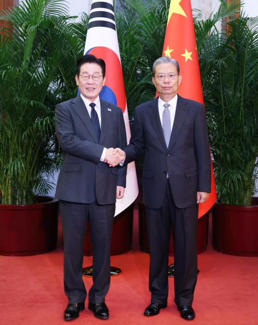 (260106) -- BEIJING, Jan. 6, 2026 (Xinhua) -- Zhao Leji, chairman of the Standing Committee of the National People's Congress, meets with President of the Republic of Korea (ROK) Lee Jae Myung in Beijing, capital of China, Jan. 6, 2026. (Xinhua/Liu Weibing)