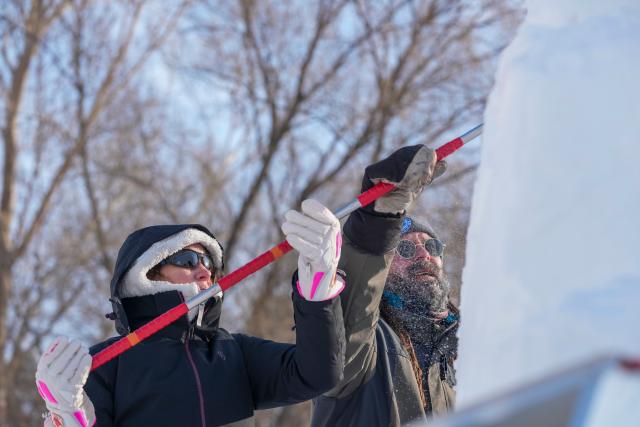 (260106) -- HARBIN, Jan. 6, 2026 (Xinhua) -- Contestants work on a snow sculpture at the compound for the Sun Island International Snow Sculpture Art Expo in Harbin, northeast China's Heilongjiang Province, Jan. 6, 2026. The 28th Harbin international snow sculpture competition kicked off here on Tuesday, attracting 25 teams of snow sculptors from 13 countries. (Xinhua/Wang Jianwei)