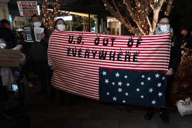 (260106) -- TOKYO, Jan. 6, 2026 (Xinhua) -- People hold a slogan in support of Venezuela during a protest in front of the U.S. embassy in Tokyo, Japan, Jan. 6, 2026. The U.S. military struck Venezuela on Saturday, capturing President Maduro and his wife and transferring them to the United States. (Xinhua/Jia Haocheng)
