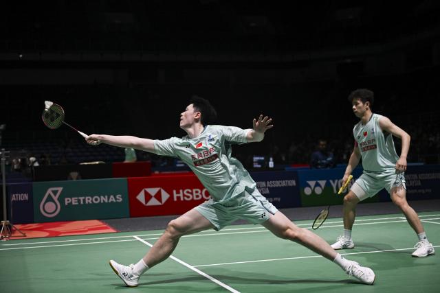 (260106) -- KUALA LUMPUR, Jan. 6, 2026 (Xinhua) -- Chen Boyang (front)/Liu Yi of China compete during the men's doubles round of 32 match against Kim Won Ho/Seo Seung Jae of South Korea at the Malaysia Open 2026 badminton tournament in Kuala Lumpur, Malaysia, Jan. 6, 2026. (Xinhua/Cheng Yiheng)