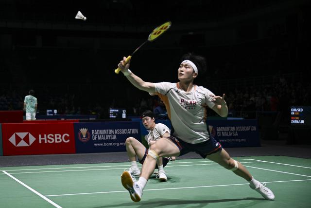 (260106) -- KUALA LUMPUR, Jan. 6, 2026 (Xinhua) -- Kim Won Ho (front)/Seo Seung Jae of South Korea compete during the men's doubles round of 32 match against Chen Boyang/Liu Yi of China at the Malaysia Open 2026 badminton tournament in Kuala Lumpur, Malaysia, Jan. 6, 2026. (Xinhua/Cheng Yiheng)