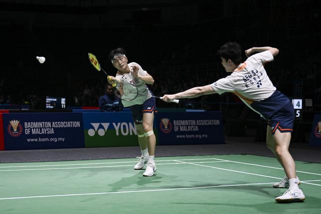 (260106) -- KUALA LUMPUR, Jan. 6, 2026 (Xinhua) -- Kim Won Ho (L)/Seo Seung Jae of South Korea compete during the men's doubles round of 32 match against Chen Boyang/Liu Yi of China at the Malaysia Open 2026 badminton tournament in Kuala Lumpur, Malaysia, Jan. 6, 2026. (Xinhua/Cheng Yiheng)