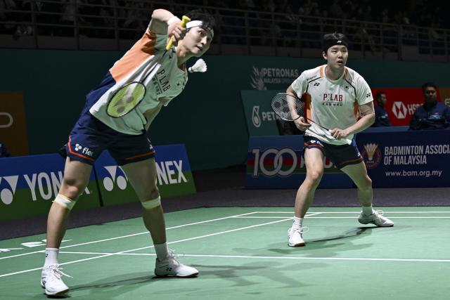(260106) -- KUALA LUMPUR, Jan. 6, 2026 (Xinhua) -- Kim Won Ho (front)/Seo Seung Jae of South Korea compete during the men's doubles round of 32 match against Chen Boyang/Liu Yi of China at the Malaysia Open 2026 badminton tournament in Kuala Lumpur, Malaysia, Jan. 6, 2026. (Xinhua/Cheng Yiheng)