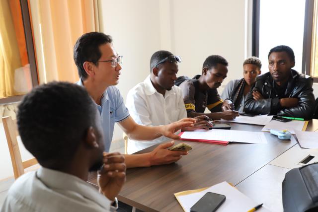 (260106) -- KIGALI, Jan. 6, 2026 (Xinhua) -- Qian Xiangming (2nd L), dean of Musanze International College at Jinhua University of Vocational Technology (JUVT), provides employment guidance to Rwandan graduates at a Chinese-funded enterprise in Eastern Province, Rwanda, Jan. 5, 2026. TO GO WITH "Feature: China-trained Rwandan graduates bring home skills for dev't" (Xinhua/Ju Yinhe)