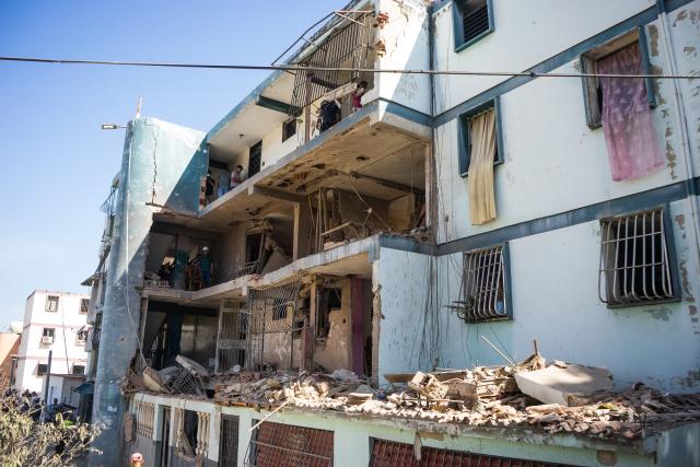 (260106) -- CATIA LA MAR, Jan. 6, 2026 (Xinhua) -- Workers operate in a building damaged by a U.S. airstrike in the Soublette neighborhood of Catia La Mar, Venezuela, Jan. 5, 2026. (Str/Xinhua)