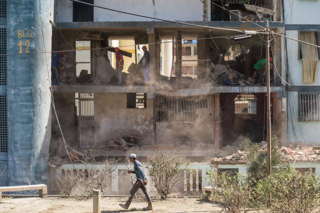 (260106) -- CATIA LA MAR, Jan. 6, 2026 (Xinhua) -- Workers operate in a building damaged by a U.S. airstrike in the Soublette neighborhood of Catia La Mar, Venezuela, Jan. 5, 2026. (Str/Xinhua)
