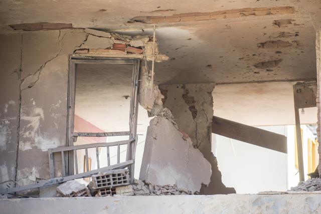 (260106) -- CATIA LA MAR, Jan. 6, 2026 (Xinhua) -- Photo taken on Jan. 5, 2026 shows a building damaged by a U.S. airstrike in the Soublette neighborhood of Catia La Mar, Venezuela. (Str/Xinhua)