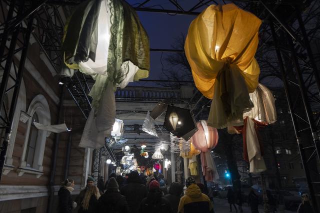 (260106) -- HELSINKI, Jan. 6, 2026 (Xinhua) -- People walk through light installations at the light festival in Helsinki, Finland, on Jan. 6, 2026. (Photo by Matti Matikainen/Xinhua)