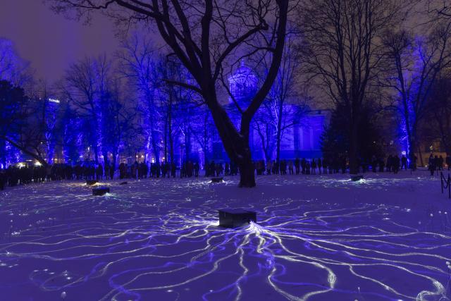 (260106) -- HELSINKI, Jan. 6, 2026 (Xinhua) -- People view a light installation at the light festival in Helsinki, Finland, on Jan. 6, 2026. (Photo by Matti Matikainen/Xinhua)