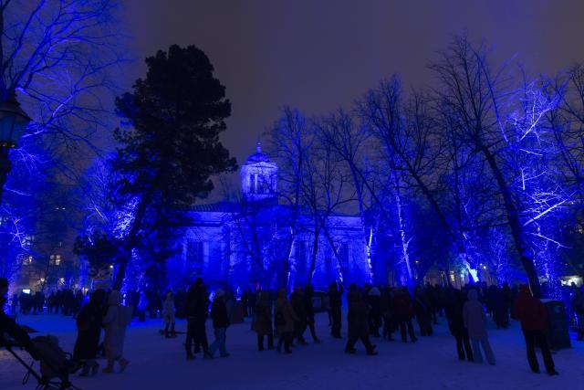 (260106) -- HELSINKI, Jan. 6, 2026 (Xinhua) -- People view a light installation at the light festival in Helsinki, Finland, on Jan. 6, 2026. (Photo by Matti Matikainen/Xinhua)