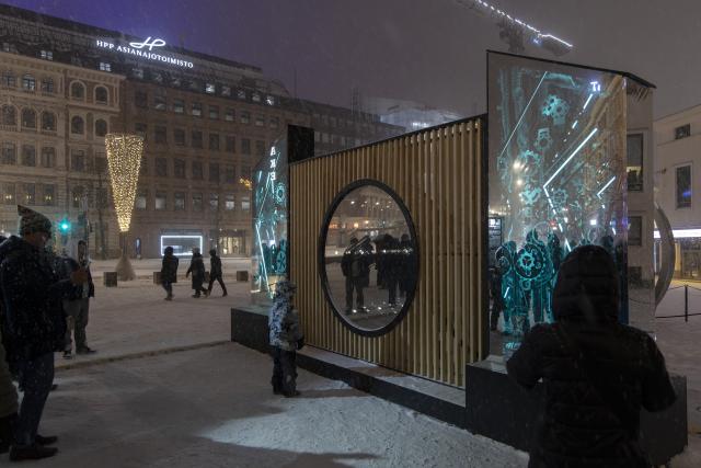(260106) -- HELSINKI, Jan. 6, 2026 (Xinhua) -- People view a light installation at the light festival in Helsinki, Finland, on Jan. 6, 2026. (Photo by Matti Matikainen/Xinhua)