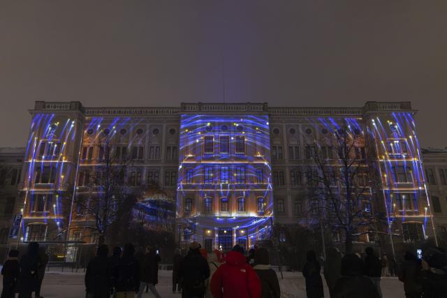 (260106) -- HELSINKI, Jan. 6, 2026 (Xinhua) -- People enjoy a light show at the light festival in Helsinki, Finland, on Jan. 6, 2026. (Photo by Matti Matikainen/Xinhua)