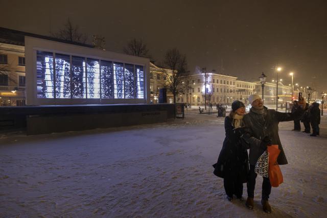(260106) -- HELSINKI, Jan. 6, 2026 (Xinhua) -- People take selfies in front of a light installation at the light festival in Helsinki, Finland, on Jan. 6, 2026. (Photo by Matti Matikainen/Xinhua)
