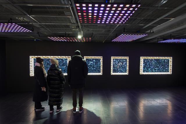 (260106) -- HELSINKI, Jan. 6, 2026 (Xinhua) -- People view a light installation at the light festival in Helsinki, Finland, on Jan. 6, 2026. (Photo by Matti Matikainen/Xinhua)