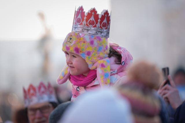 (260106) -- WARSAW, Jan. 6, 2026 (Xinhua) -- A child wearing festive paper crowns attends the Epiphany procession in Warsaw, Poland, Jan. 6, 2026. (Photo by Jaap Arriens/Xinhua)