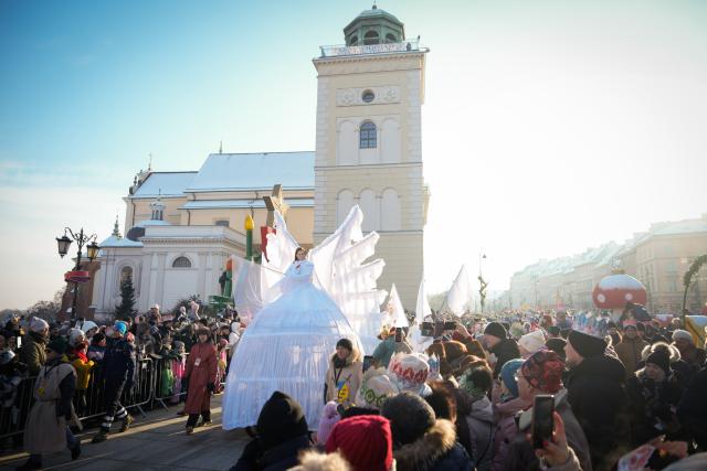 (260106) -- WARSAW, Jan. 6, 2026 (Xinhua) -- An actress portraying an angel attends the Epiphany procession in Warsaw, Poland, Jan. 6, 2026. (Photo by Jaap Arriens/Xinhua)