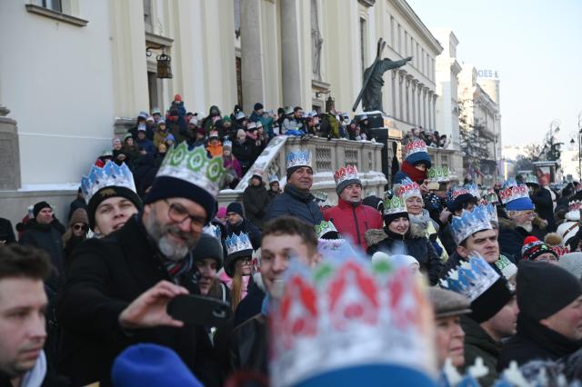 (260106) -- WARSAW, Jan. 6, 2026 (Xinhua) -- People wearing festive paper crowns attend the Epiphany procession in Warsaw, Poland, Jan. 6, 2026. (Photo by Aleksy Witwicki/Xinhua)