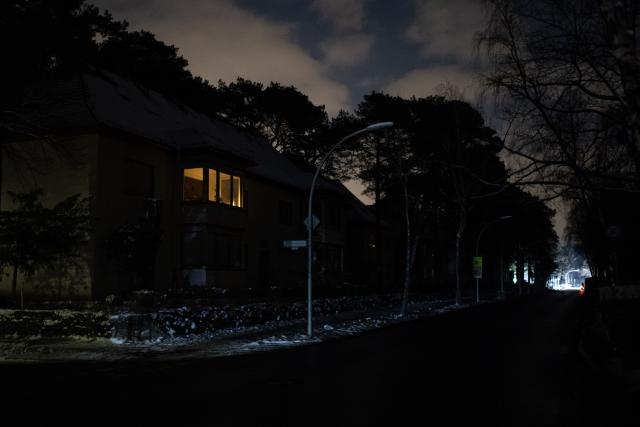 (260106) -- BERLIN, Jan. 6, 2026 (Xinhua) -- Photo taken on Jan. 6, 2026 shows a street view during a power outage at Nikolassee area in Berlin, Germany. Thousands of households, as well as supermarkets, shops, restaurants and other businesses in southwest Berlin, still remained without power on Tuesday, as crew continued repairs to restore electricity after an attack on the grid left parts of the German capital in the dark for a fourth consecutive day. (Xinhua/Zhang Haofu)