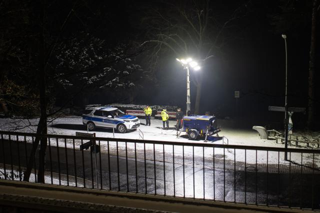 (260106) -- BERLIN, Jan. 6, 2026 (Xinhua) -- Police officers stand guard by an emergency lighting unit during a power outage at Nikolassee area in Berlin, Germany, Jan. 6, 2026. Thousands of households, as well as supermarkets, shops, restaurants and other businesses in southwest Berlin, still remained without power on Tuesday, as crew continued repairs to restore electricity after an attack on the grid left parts of the German capital in the dark for a fourth consecutive day. (Xinhua/Zhang Haofu)