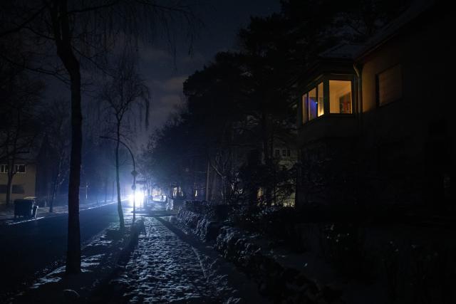 (260106) -- BERLIN, Jan. 6, 2026 (Xinhua) -- Photo taken on Jan. 6, 2026 shows a street view during a power outage at Nikolassee area in Berlin, Germany. Thousands of households, as well as supermarkets, shops, restaurants and other businesses in southwest Berlin, still remained without power on Tuesday, as crew continued repairs to restore electricity after an attack on the grid left parts of the German capital in the dark for a fourth consecutive day. (Xinhua/Zhang Haofu)
