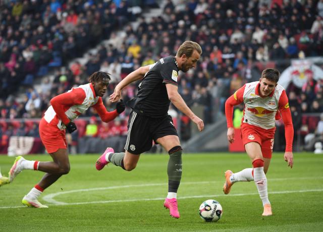 (260107) -- SALZBURG, Jan. 7, 2026 (Xinhua) -- Harry Kane (C) of Bayern Munich competes during a friendly match between Red Bull Salzburg and Bayern Munich in Salzburg, Austria, Jan. 6, 2026. (Xinhua/He Canling)