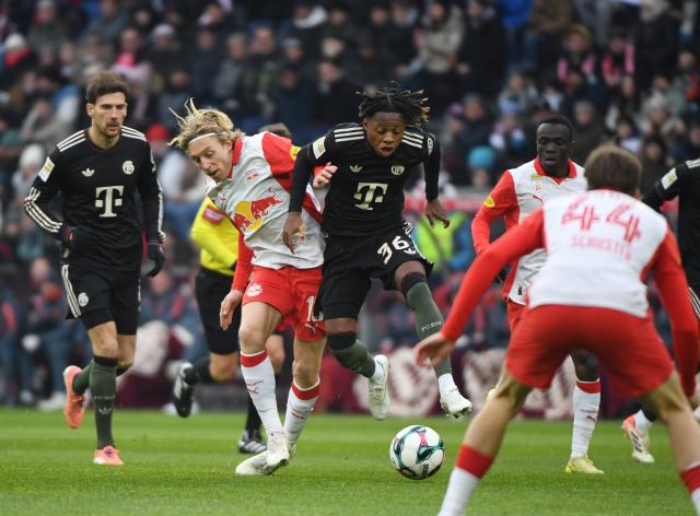 (260107) -- SALZBURG, Jan. 7, 2026 (Xinhua) -- Wisdom Mike (3rd L) of Bayern Munich competes during a friendly match between Red Bull Salzburg and Bayern Munich in Salzburg, Austria, Jan. 6, 2026. (Xinhua/He Canling)