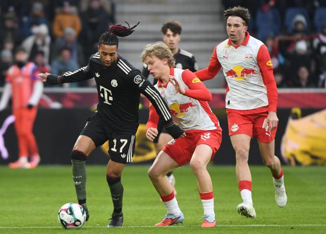 (260107) -- SALZBURG, Jan. 7, 2026 (Xinhua) -- Michael Olise (1st L) of Bayern Munich competes during a friendly match between Red Bull Salzburg and Bayern Munich in Salzburg, Austria, Jan. 6, 2026. (Xinhua/He Canling)