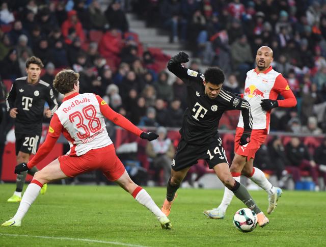 (260107) -- SALZBURG, Jan. 7, 2026 (Xinhua) -- Luis Diaz (2nd R) of Bayern Munich breaks through during a friendly match between Red Bull Salzburg and Bayern Munich in Salzburg, Austria, Jan. 6, 2026. (Xinhua/He Canling)