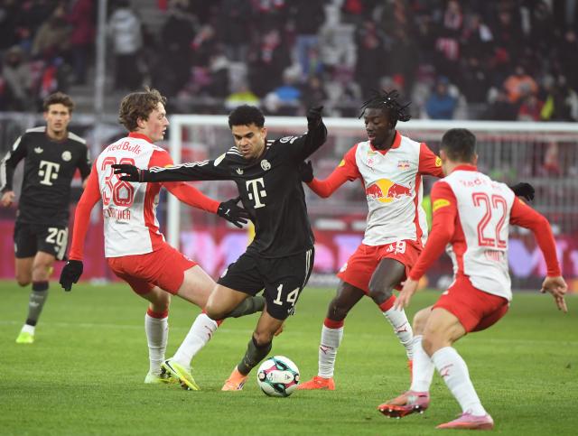 (260107) -- SALZBURG, Jan. 7, 2026 (Xinhua) -- Luis Diaz (3rd R) of Bayern Munich competes during a friendly match between Red Bull Salzburg and Bayern Munich in Salzburg, Austria, Jan. 6, 2026. (Xinhua/He Canling)