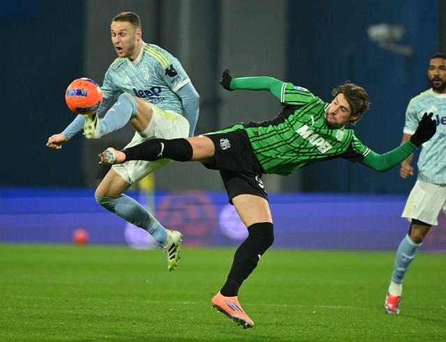 (260107) -- REGGIO EMILIA, Jan. 7, 2026 (Xinhua) -- Juventus' Teun Koopmeiners (L) vies with Sassuolo's Andrea Pinamonti during a Serie A football match between Sassuolo and Juventus in Reggio Emilia, Italy, Jan. 6, 2026. (Photo by Alberto Lingria/Xinhua)