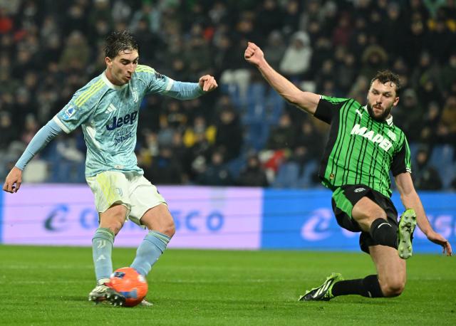 (260107) -- REGGIO EMILIA, Jan. 7, 2026 (Xinhua) -- Juventus' Fabio Miretti (L) scores during a Serie A football match between Sassuolo and Juventus in Reggio Emilia, Italy, Jan. 6, 2026. (Photo by Alberto Lingria/Xinhua)