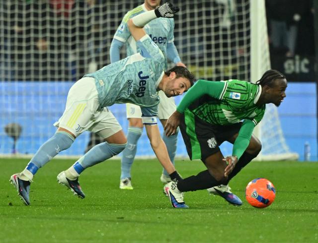 (260107) -- REGGIO EMILIA, Jan. 7, 2026 (Xinhua) -- Juventus' Manuel Locatelli (L) vies with Sassuolo's Ismael Kone during a Serie A football match between Sassuolo and Juventus in Reggio Emilia, Italy, Jan. 6, 2026. (Photo by Alberto Lingria/Xinhua)