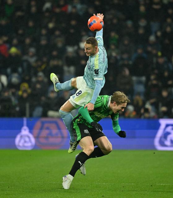 (260107) -- REGGIO EMILIA, Jan. 7, 2026 (Xinhua) -- Juventus' Teun Koopmeiners (top) vies with Sassuolo's Kristian Thorstvedt during a Serie A football match between Sassuolo and Juventus in Reggio Emilia, Italy, Jan. 6, 2026. (Photo by Alberto Lingria/Xinhua)