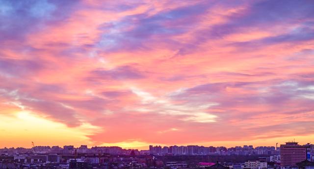 (260107) -- BEIJING, Jan. 7, 2026 (Xinhua) -- This photo taken on Jan. 7, 2026 shows the skyline in the morning glow in Beijing, capital of China. (Xinhua/Chen Yehua)