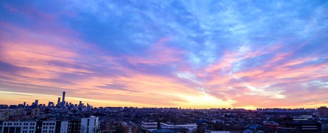 (260107) -- BEIJING, Jan. 7, 2026 (Xinhua) -- This photo taken on Jan. 7, 2026 shows the skyline in the morning glow in Beijing, capital of China. (Xinhua/Chen Yehua)