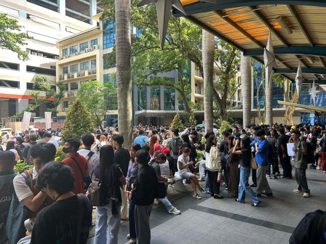 (260107) -- MANILA, Jan. 7, 2026 (Xinhua) -- People gather outside school buildings after a 6.7-magnitude earthquake in Davao Oriental province in the southern Philippines, Jan. 7, 2025. The Philippine Institute of Volcanology and Seismology said a magnitude 6.7 earthquake hit off Davao Oriental province in the southern Philippines on Wednesday morning. (Xinhua)