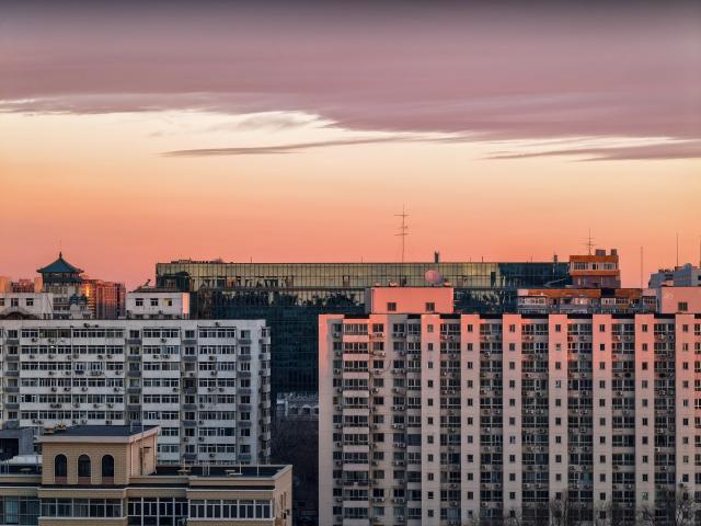 (260107) -- BEIJING, Jan. 7, 2026 (Xinhua) -- This photo taken with a mobile phone on Jan. 7, 2026 shows a view of the morning glow over Beijing, capital of China. (Xinhua/Li Xin)