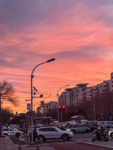 (260107) -- BEIJING, Jan. 7, 2026 (Xinhua) -- This photo taken with a mobile phone on Jan. 7, 2026 shows a view of the morning glow over Beijing, capital of China. (Xinhua/Li Xin)