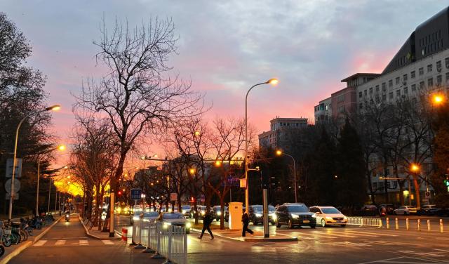(260107) -- BEIJING, Jan. 7, 2026 (Xinhua) -- This photo taken on Jan. 7, 2026 shows a view of the morning glow over Beijing, capital of China. (Xinhua/Xing Guangli)