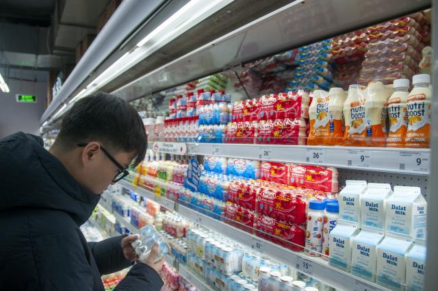 (260107) -- HANOI, Jan. 7, 2026 (Xinhua) -- A customer selects yogurt products in a supermarket in Hanoi, Vietnam, Jan. 6, 2026. TO GO WITH "Vietnam's retail sales of goods, services up 9.2 pct in 2025" (Photo by Vu Trung Kien/Xinhua)