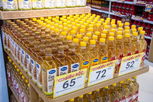 (260107) -- HANOI, Jan. 7, 2026 (Xinhua) -- This photo taken on Jan. 6, 2026 shows shelves stocked with cooking oil in a supermarket in Hanoi, Vietnam. TO GO WITH "Vietnam's retail sales of goods, services up 9.2 pct in 2025" (Photo by Vu Trung Kien/Xinhua)