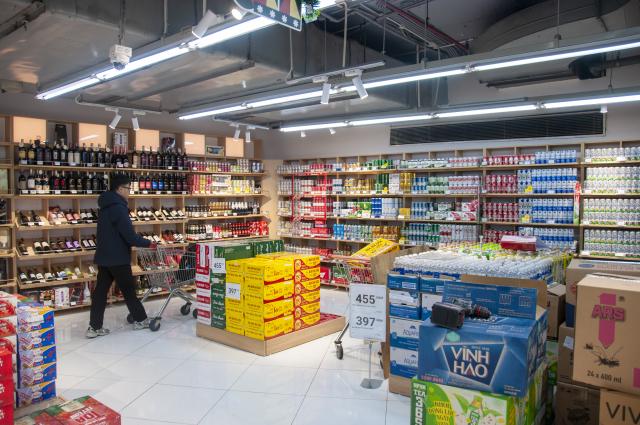 (260107) -- HANOI, Jan. 7, 2026 (Xinhua) -- A customer shops in a supermarket in Hanoi, Vietnam, Jan. 6, 2026. TO GO WITH "Vietnam's retail sales of goods, services up 9.2 pct in 2025" (Photo by Vu Trung Kien/Xinhua)