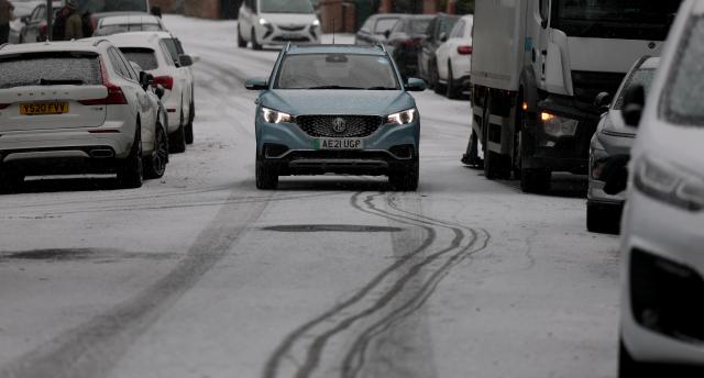 (260107) -- LONDON, Jan. 7, 2026 (Xinhua) -- A car runs in the snow in London, Britain, Jan. 6, 2026. Amber cold weather alerts remain in force for England through Friday, with snow, ice, strong winds and heavy rain expected to bring further hazards later in the week. (Xinhua/Li Ying)