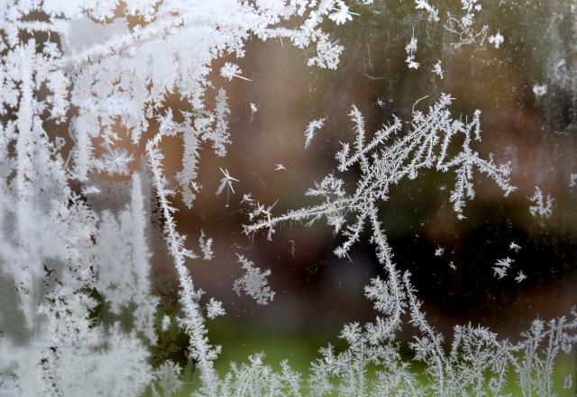 (260107) -- LONDON, Jan. 7, 2026 (Xinhua) -- A window with frost is pictured at London Zoo in London, Britain, Jan. 6, 2026. Amber cold weather alerts remain in force for England through Friday, with snow, ice, strong winds and heavy rain expected to bring further hazards later in the week. (Xinhua/Li Ying)