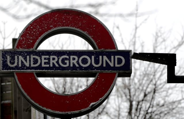 (260107) -- LONDON, Jan. 7, 2026 (Xinhua) -- An underground sign in the snow is pictured in London, Britain, Jan. 6, 2026. Amber cold weather alerts remain in force for England through Friday, with snow, ice, strong winds and heavy rain expected to bring further hazards later in the week. (Xinhua/Li Ying)