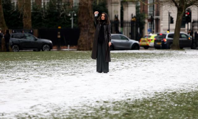 (260107) -- LONDON, Jan. 7, 2026 (Xinhua) -- A woman takes a selfie in London, Britain, Jan. 6, 2026. Amber cold weather alerts remain in force for England through Friday, with snow, ice, strong winds and heavy rain expected to bring further hazards later in the week. (Xinhua/Li Ying)
