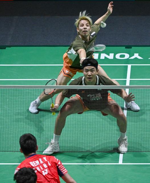 (260107) -- KUALA LUMPUR, Jan. 7, 2026 (Xinhua) -- Kang Min Hyuk/Ki Dong Ju (top) of South Korea compete during the men's doubles round of 32 match against Huang Di/Ren Xiangyu of China at the Malaysia Open 2026 badminton tournament in Kuala Lumpur, Malaysia, Jan. 7, 2026. (Photo by Chong Voon Chung/Xinhua)