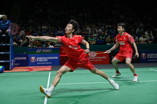 (260107) -- KUALA LUMPUR, Jan. 7, 2026 (Xinhua) -- Huang Di (L)/Ren Xiangyu of China compete during the men's doubles round of 32 match against Kang Min Hyuk/Ki Dong Ju of South Korea at the Malaysia Open 2026 badminton tournament in Kuala Lumpur, Malaysia, Jan. 7, 2026. (Photo by Chong Voon Chung/Xinhua)